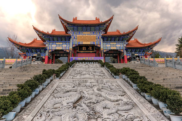 chongsheng 寺 (3 つの塔寺)、ダリ、中国の正門 - quanzhou ストックフォトと画像