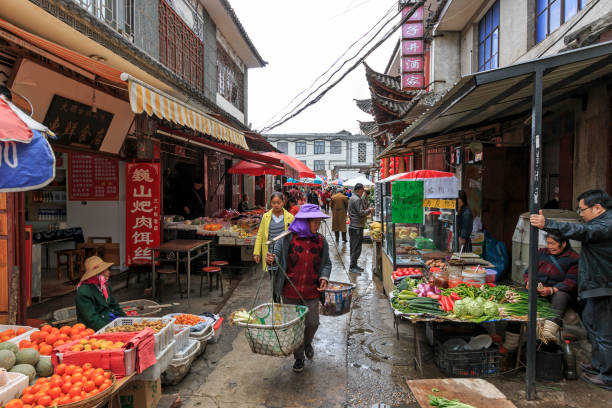 雲南省、詔の古代王国のダリの旧市街の狭い通りの農夫の市場 - quanzhou ストックフォトと画像