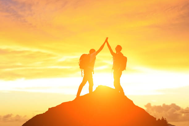 two man on moutain - sunrise asia china climbing imagens e fotografias de stock