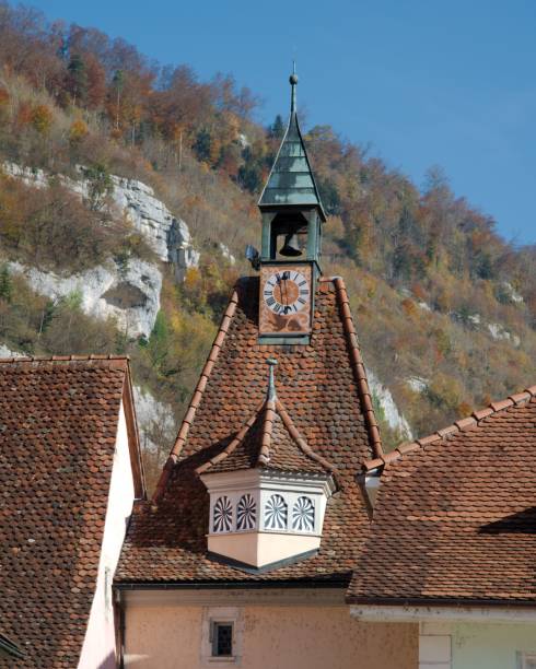 torre della porta di san pietro - porta d'ingresso alla storica città di saint-ursanne, svizzera - autumn clock roof colors foto e immagini stock