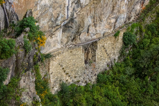 vista para a ponte levadiça inca, machu picchu, sítio de património mundial da unesco, vale sagrado - mt huayna picchu - fotografias e filmes do acervo