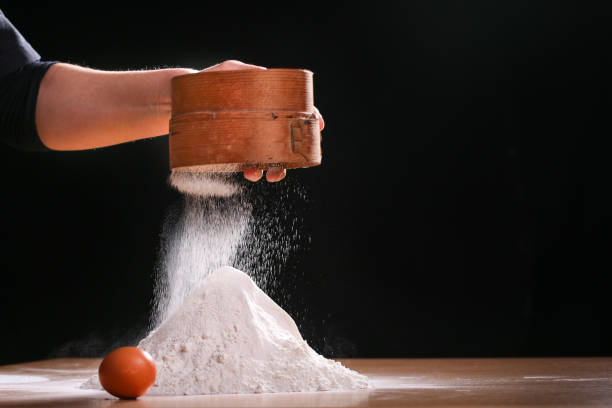 fazendo massa por mãos femininas em casa na cozinha - bread kneading making human hand - fotografias e filmes do acervo