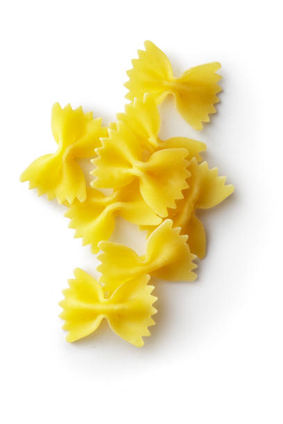 이탈리아 음식: farfalle 흰색 배경에 고립 - 나비 넥타이 파스타 뉴스 사진 이미지