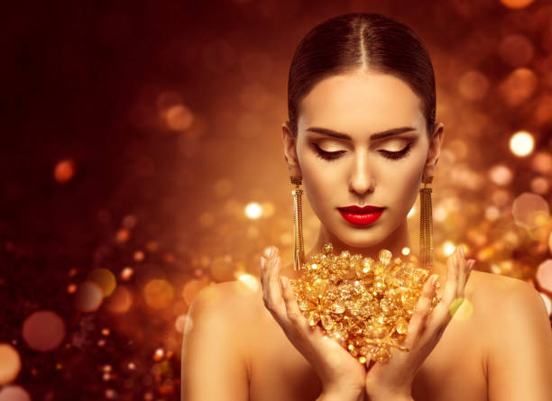 ファッション黄金女性美の手に金の宝石類をモデル - jewelry fashion model women fashion ストックフォトと画像