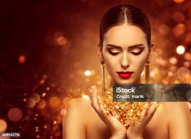 Mode Modell Guld Smycken I Händer Gyllene Kvinna Skönhet-foton och fler bilder på Kvinnor