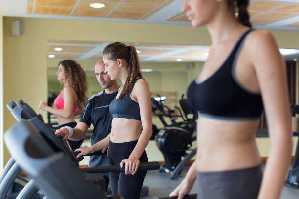 caucasian women running on tread mill - run of the mill imagens e fotografias de stock