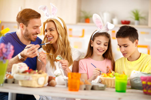 istock Family for Easter painting eggs 658493730