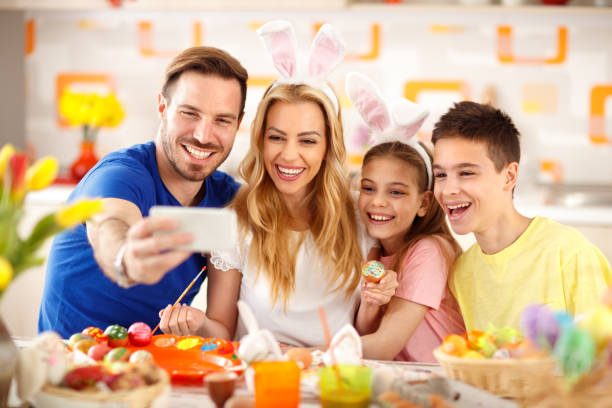 selfie dans la cuisine tout en peignant des oeufs de pâques - child easter flower little girls photos et images de collection