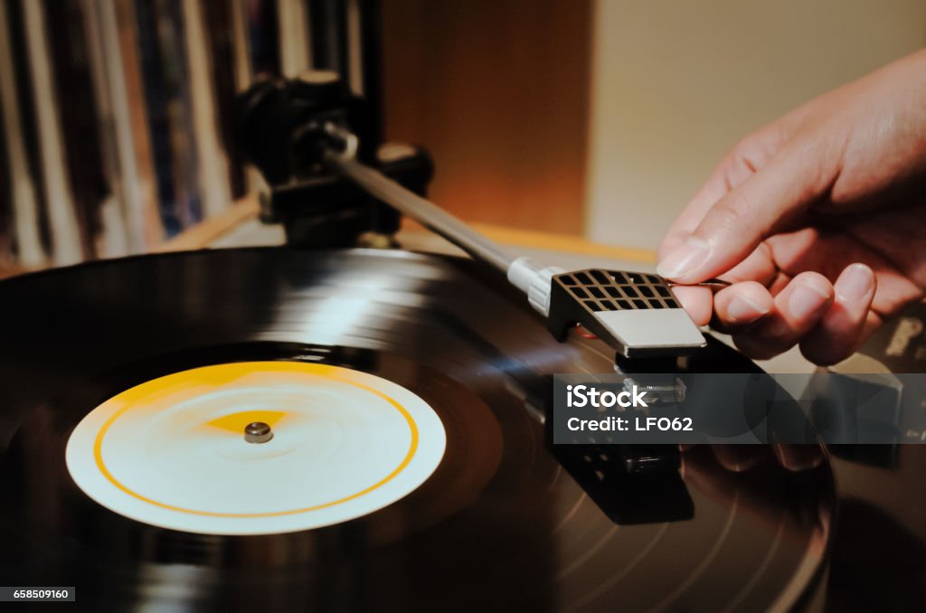 Platine tourne-disque et femme main - Photo de Disque vinyle libre de droits