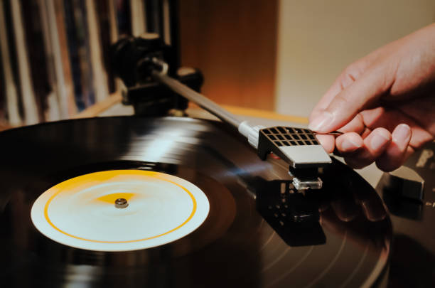 レコード プレーヤーと女の手 - 1970s style audio ストックフォトと画像