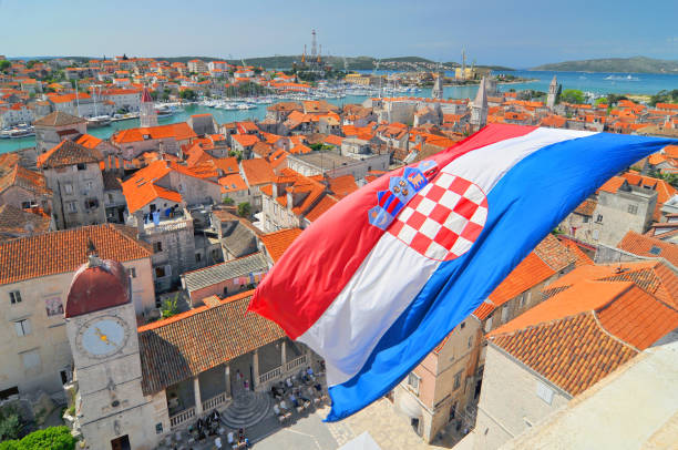 bandera y vista en trogir, croacia. - croatian flag fotografías e imágenes de stock