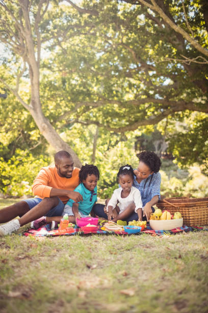 glückliche familie zusammen essen - picknick stock-fotos und bilder