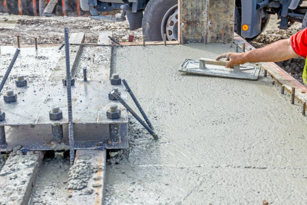 pracownik niweluje beton po wylaniu - trowel power concrete finishing zdjęcia i obrazy z banku zdjęć