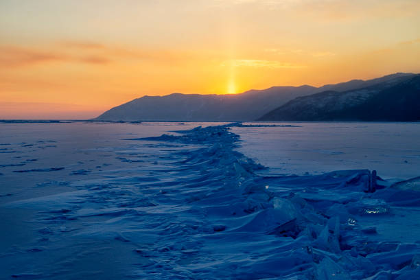 lago baikal in inverno al tramonto. hummock di ghiaccio - floe lake foto e immagini stock