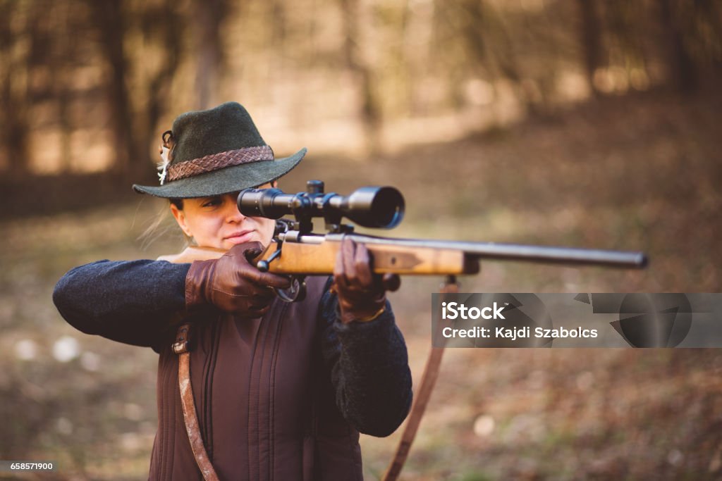junge Frau, die Jagd - Lizenzfrei Eine Frau allein Stock-Foto