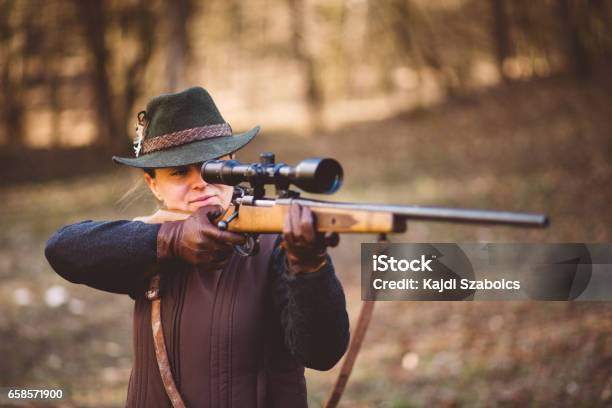 Junge Frau Die Jagd Stockfoto und mehr Bilder von Eine Frau allein - Eine Frau allein, Frauen, Gewehr