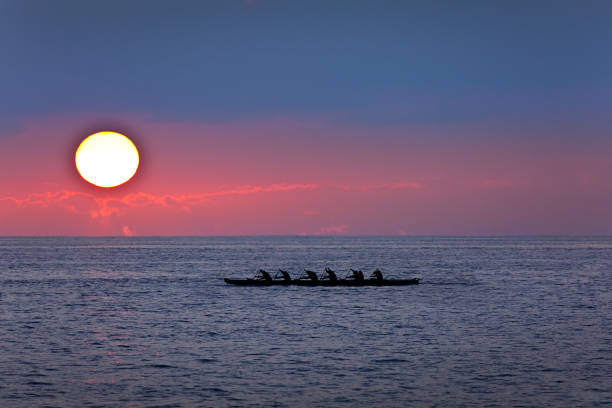 canoa outrigger al atardecer, muelle de kailua-kona, hawaii - canoa con balancín fotografías e imágenes de stock
