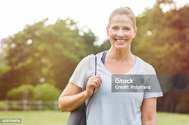 Fitness Mujer Madura Foto de stock y más banco de imágenes de Mujeres - Mujeres, 40-44 años, Ejercicio físico