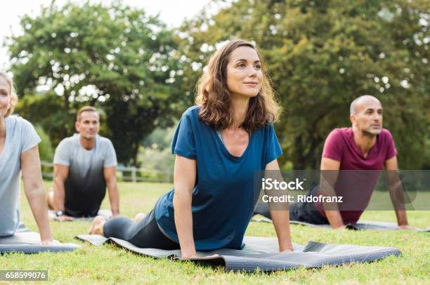 Foto de Classe Fazendo Yoga e mais fotos de stock de Yoga - Yoga, Exterior, Exercício físico