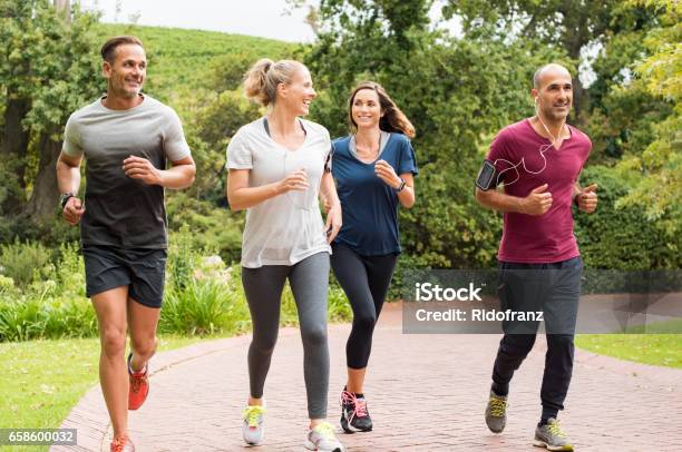 Photo libre de droit de Groupe De Personnes Dâge Mûr Jogging banque d'images et plus d'images libres de droit de Courir - Courir, Groupe de personnes, Jogging