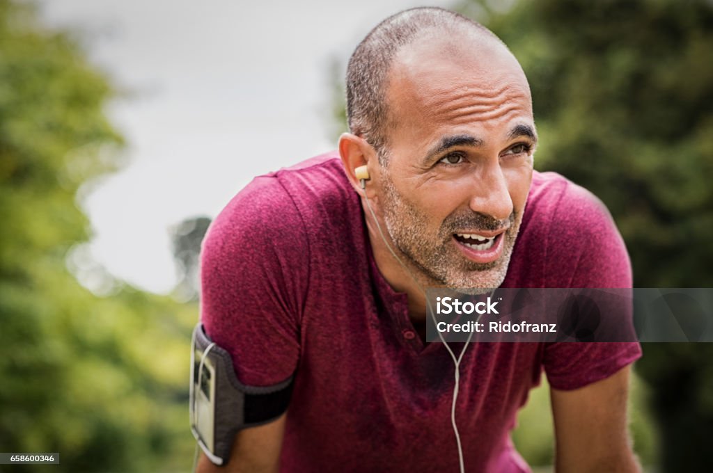 Jogger maduro sudoroso - Foto de stock de Ejercicio físico libre de derechos