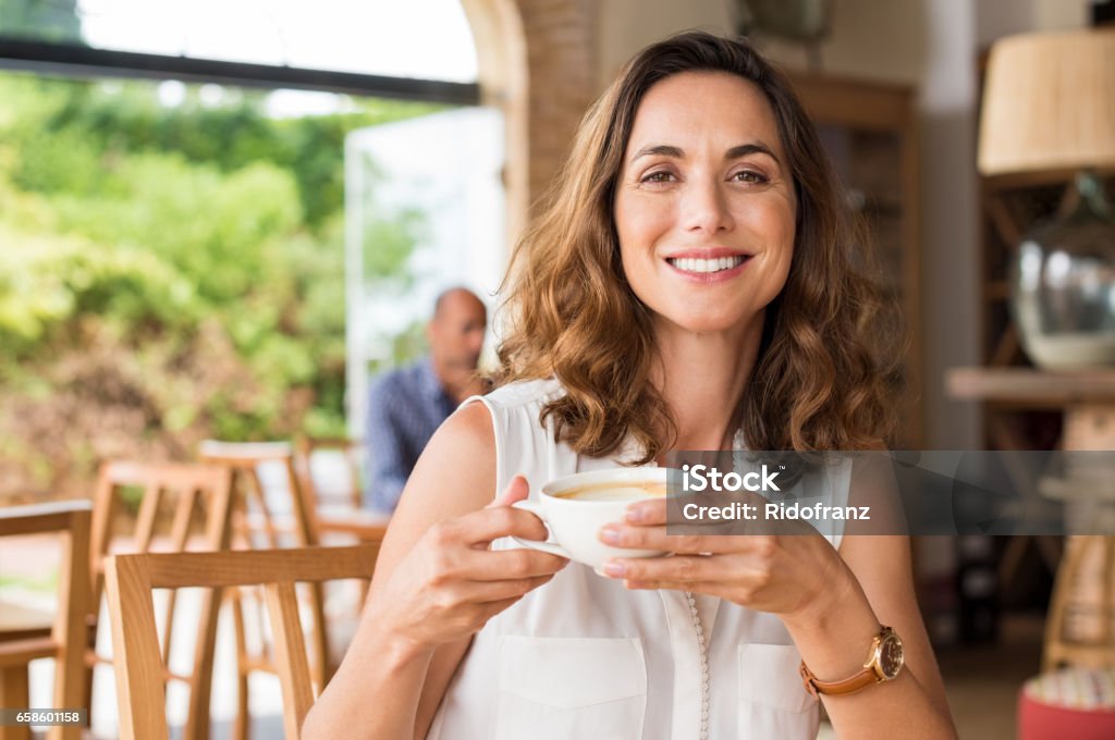 Reife Frau in cafeteria - Lizenzfrei Frauen Stock-Foto