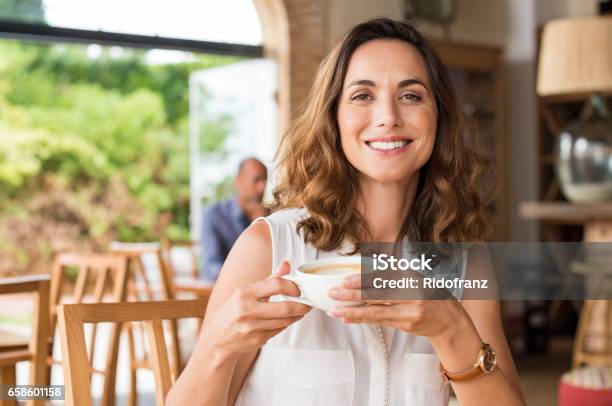 Reife Frau In Cafeteria Stockfoto und mehr Bilder von Frauen - Frauen, Eine Frau allein, Kaffee - Getränk