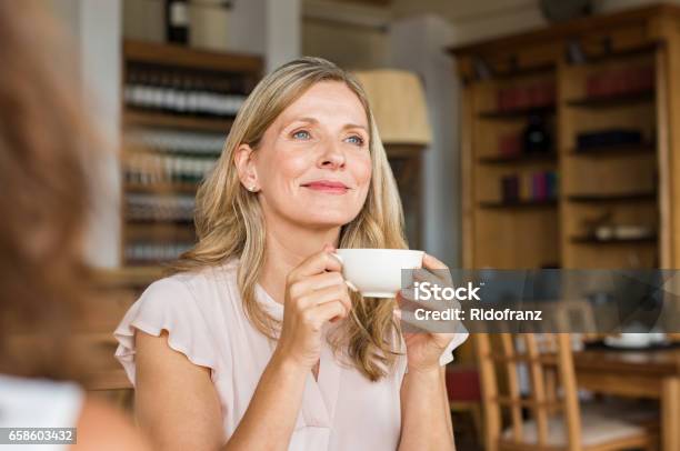 Mujer Pensando En Un Café Foto de stock y más banco de imágenes de Mujeres - Mujeres, Una sola mujer, Mujeres maduras