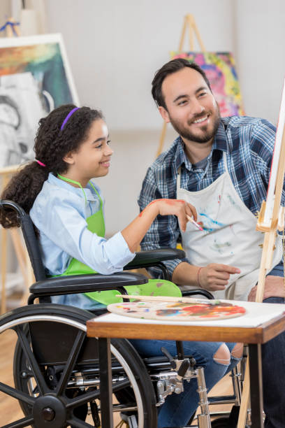 jeune artiste en fauteuil roulant prend leçon d’art - artist child artists canvas indoors photos et images de collection