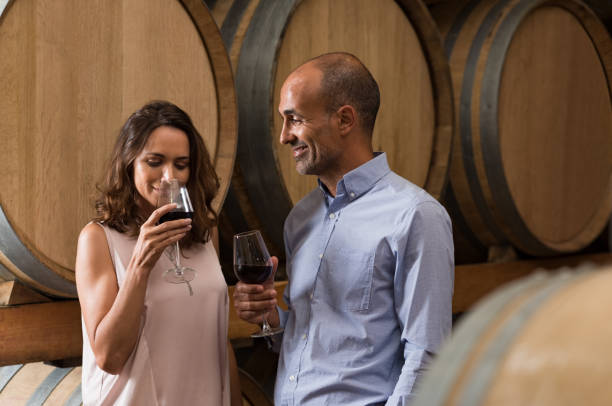 pareja, cata de vino - winery wine cellar barrel fotografías e imágenes de stock