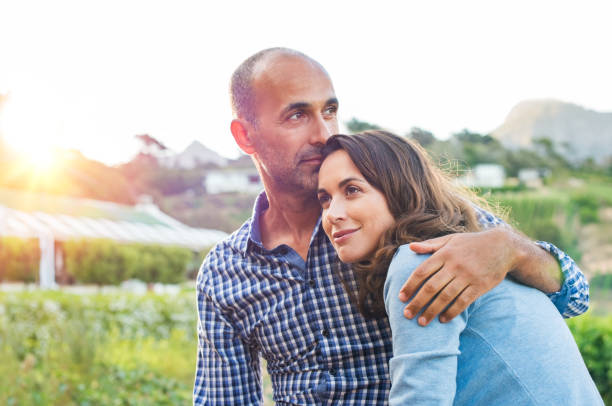 en amor pareja madura - pareja de mediana edad fotografías e imágenes de stock