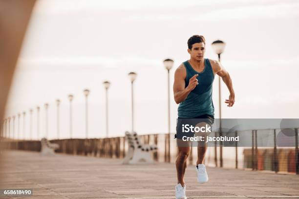 男性ランナーは午前中に屋外でスプリント - 走るのストックフォトや画像を多数ご用意 - 走る, 男性, スポーツ
