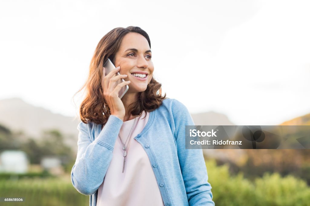 Reife Frau am Telefon - Lizenzfrei Reden Stock-Foto