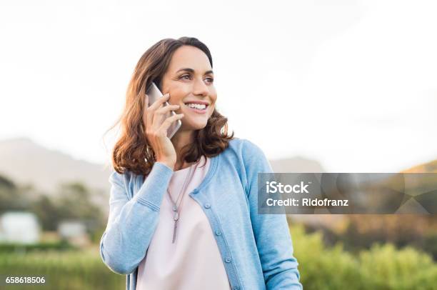 Reife Frau Am Telefon Stockfoto und mehr Bilder von Reden - Reden, Gespräch, Frauen