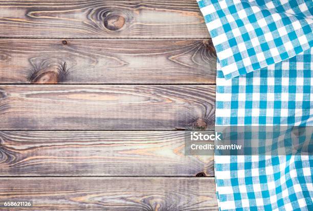 Photo libre de droit de Table En Bois Vieux Blanc Avec Nappe À Carreaux Bleu Vue De Dessus Avec Lespace De Copie banque d'images et plus d'images libres de droit de Table de pique-nique