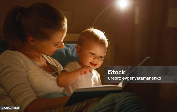 Mutter Liest Babybuch Im Bett Stockfoto und mehr Bilder von Baby - Baby, Lesen, Mutter