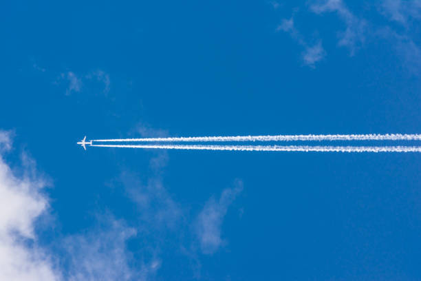 nuvens brancas céu azul fofo sun flare avião trilha ensolarado dia textura fundo - tilt view - fotografias e filmes do acervo