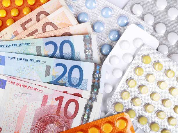 euro geld rechnungen und farbenfrohe details - medical bills stock-fotos und bilder