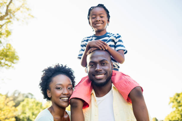 heureuse famille posant ensemble - natural phenomenon affectionate looking at camera outdoors photos et images de collection