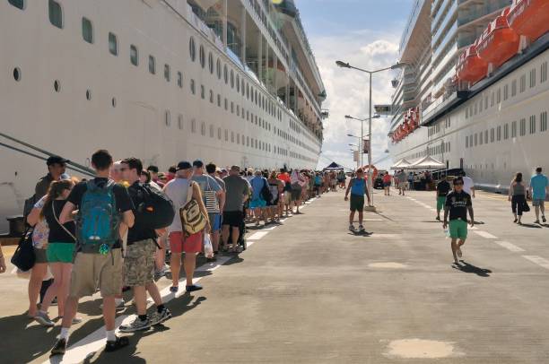 круизный пассажир ждать на борт судна - cruise passenger ship nautical vessel vacations стоковые фото и изображения