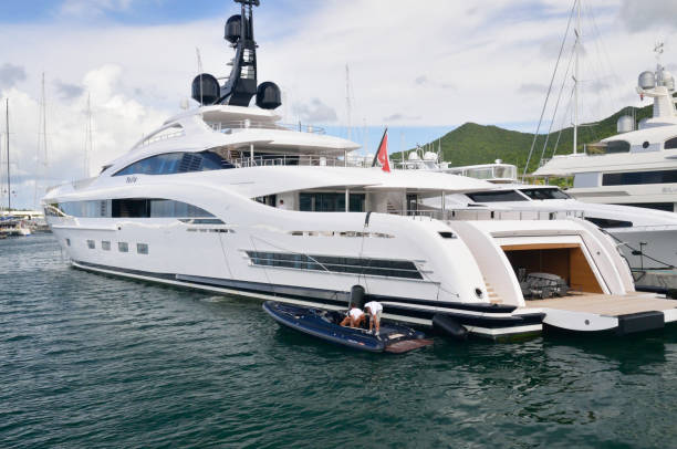 yalla de yacht de luxe dans le lagon de simpson bay - runabout photos et images de collection