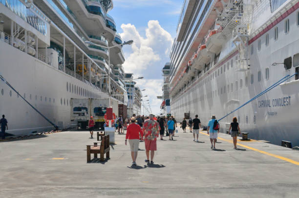 tourist return to ships at st. maarten - straggling imagens e fotografias de stock