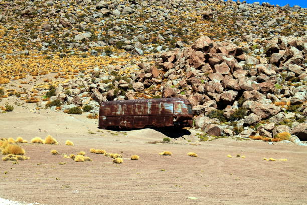 épave autobus autocar rouillé dans une lagune desséchée - car old rusty scrap metal photos et images de collection