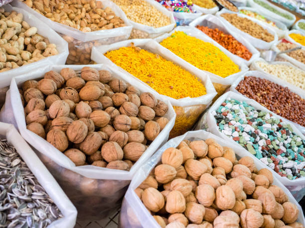 bancarelle di mercato colorate di cibo e spezie in oman - peanut bag nut sack foto e immagini stock