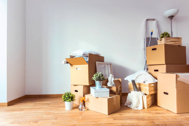 movimiento. cajas de cartón y cosas de limpieza para mudarse a una casa nueva - moving fotografías e imágenes de stock