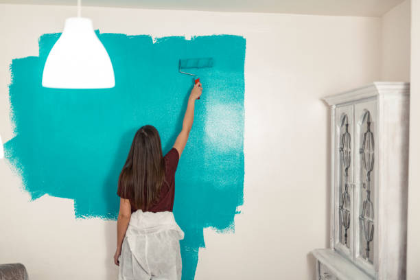 istock Woman DIY painting 658735716
