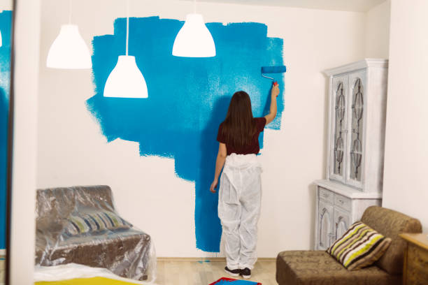 istock Woman DIY painting 658736344