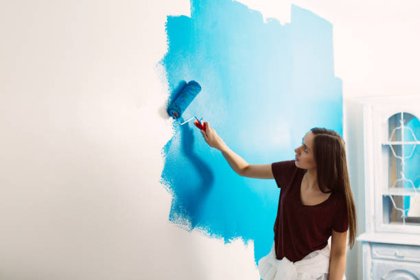 istock Woman DIY painting 658743122
