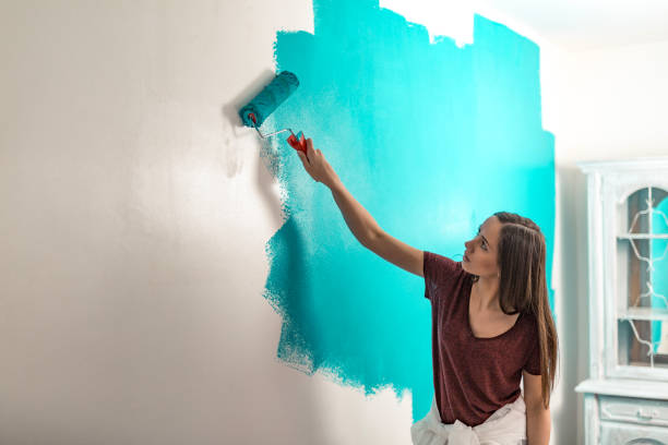 istock Woman DIY painting 658743230