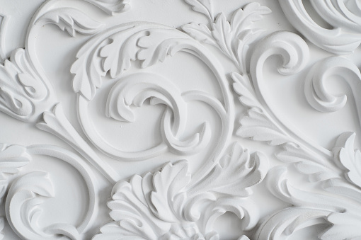 Bajorrelieve de diseño de pared blanca de lujo con elementos de rococó de molduras de estuco photo